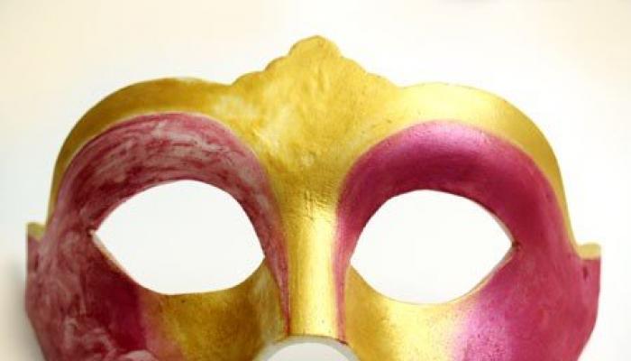 Сложно ли к празднику сделать маску своими руками?
