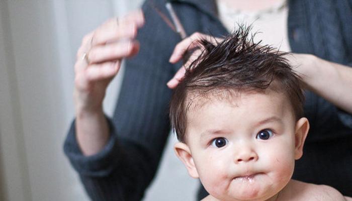 Lehet-e otthon tartani a gyerekek haját emlékül?
