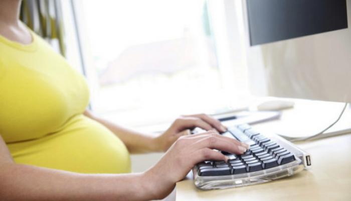 Бременни жени, работещи на компютър Излъчване от лаптоп по време на бременност